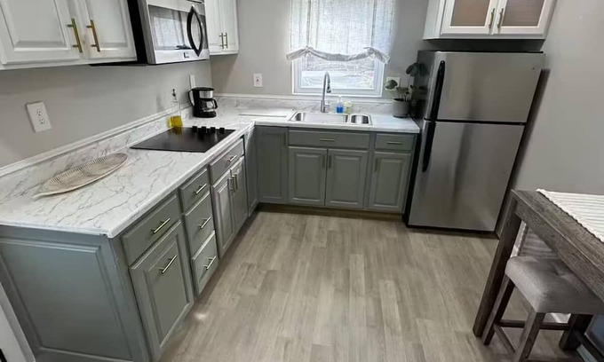 Woodbridge House | Suite privada apta para mascotas con cocina y patio.