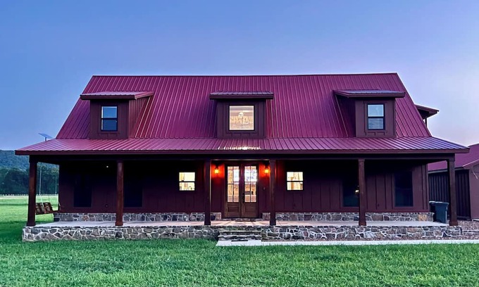 Heber Springs Cabin | Massive cabin on the Little Red River in Heber Springs - 5 bedrooms.