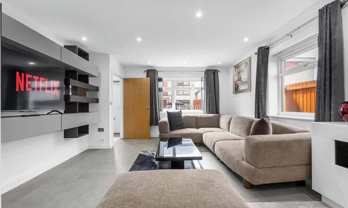 Rusholme House | Sleeps 6 Manchester home by City SuperHost