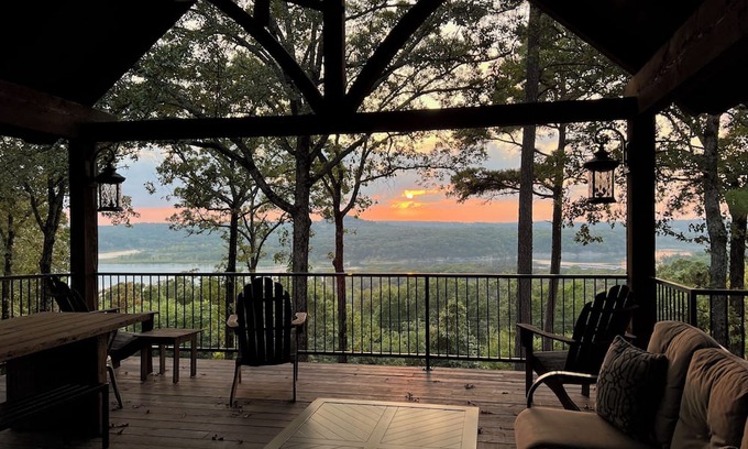 Park Hill Cabin | Charming cabin with amazing deck overlooking Lake Tenkiller