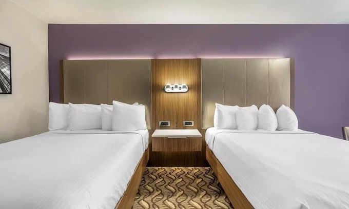 Inglewood Hotel | Spacious Room Close to LAX Airport – Great Home Base for Exploring LA
