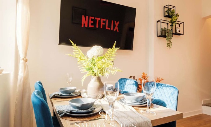Cradley Heath House | Stylish 5BR - Monthly Stay - Parking