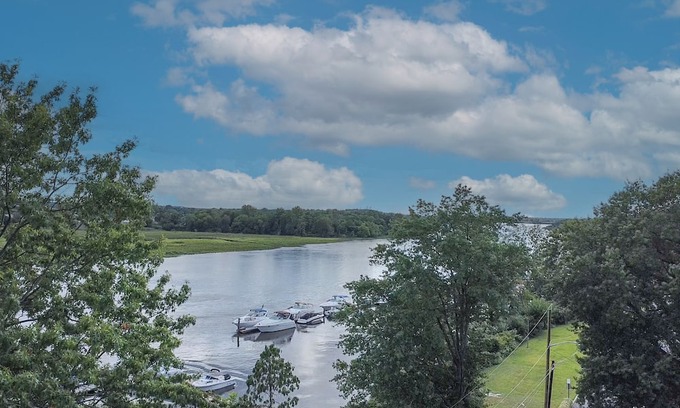 Delanco Cottage | Beautiful Cottage with Water Views - 2 Bedrooms
