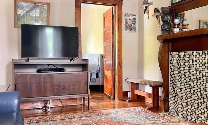 Meadow Bridge House | Scenic Mountain & River View – Walk to New River