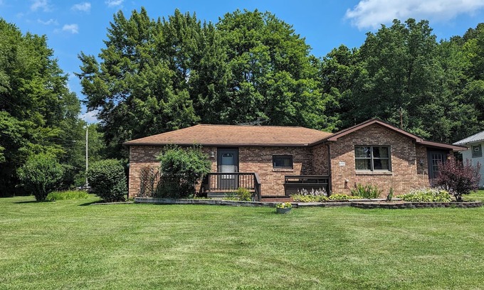 Hubbard House | Comfortable 2-bedroom house with AC in charming Hubbard. Full Kitchen, Laundry