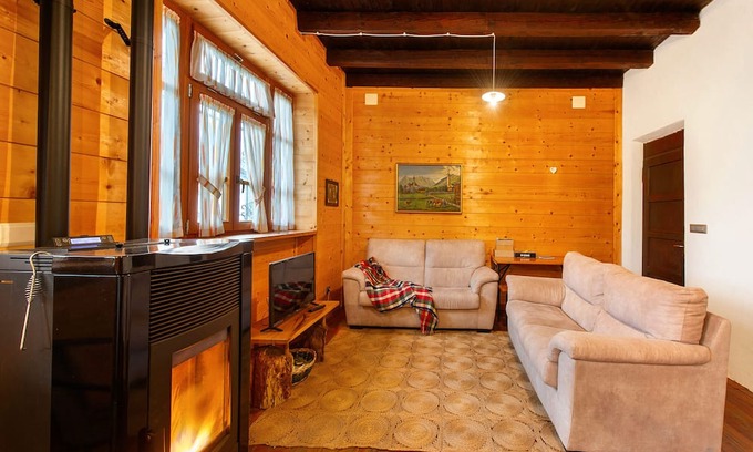 Montjovet House | Holiday Home La vieille école