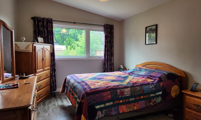 Gimli House | Work & Play in Gimli – Office space, Fibre Internet, Full Kitchen, Lake Walks