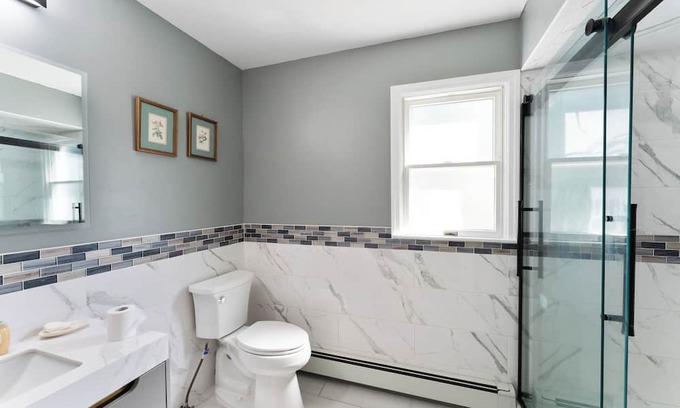 Bay Shore House | Spacious 5-bedroom house in delightful Bay Shore with AC
