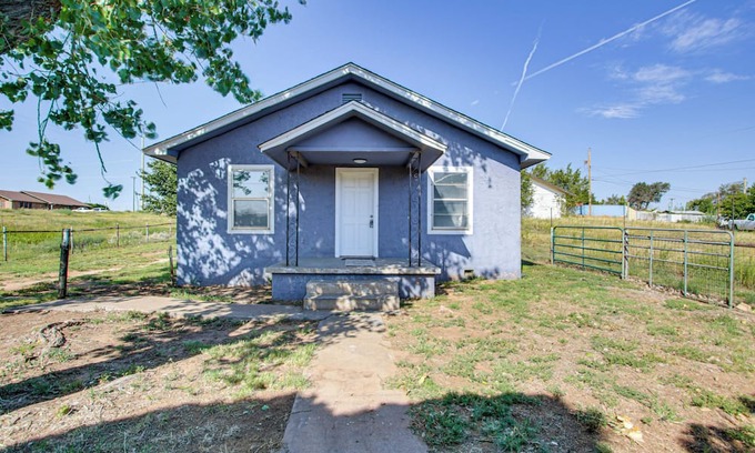 Borger House | 2 Mi to Phillips 66 Refinery: Home w/Yard