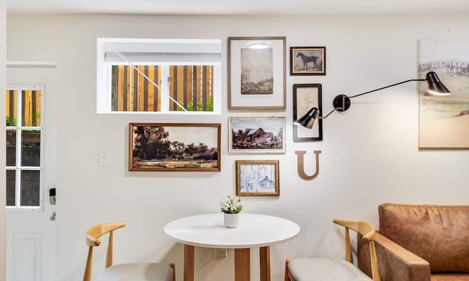 University District Cottage | Cozy and Chic 2BD/2BA Basement Suite with AC in U District 15 min Walk to Campus