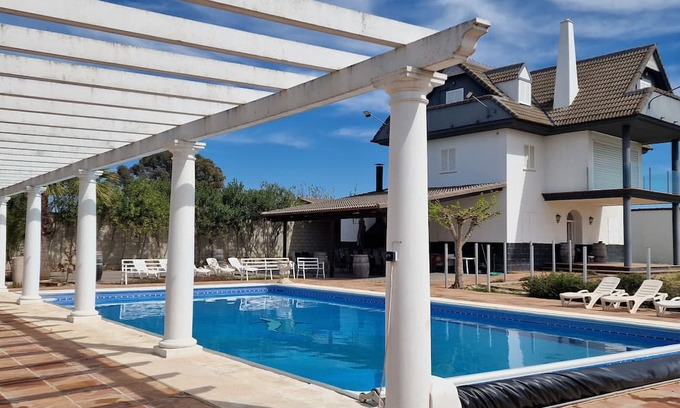 Montoro House | Holiday Home 'Los Rosales De La Palmilla' with Private Pool, Balcony and Air Conditioning