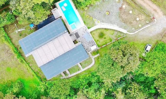 Mindo Cabin | LONG Lodge 3 bedrooms in Mindo Spacious Mountain Retreat for Family Getaways 龍隱居