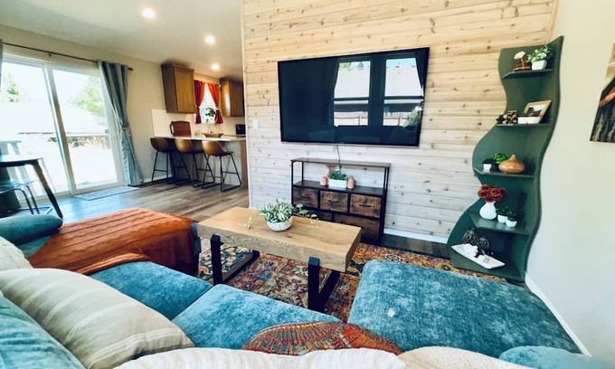 Hazel Dell House | Tranquil Colorful Comfort, 3-bedroom house with AC in Vancouver