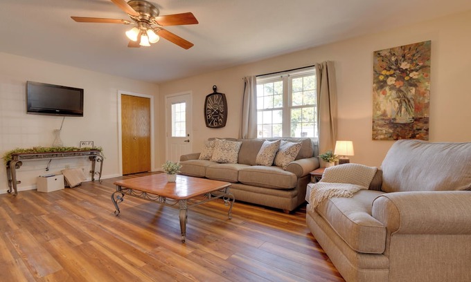 Montrose House | 9 Mi to Effingham: Pet-Friendly Rural Escape