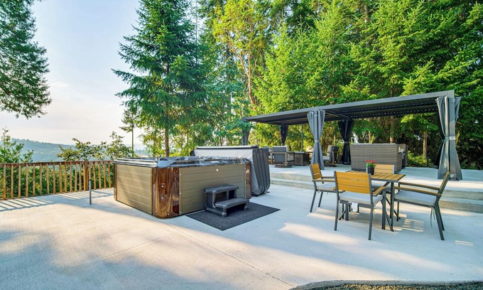 Roseburg Villa | 4 Mi to River: Umpqua Valley Villa w/Fire Pit!
