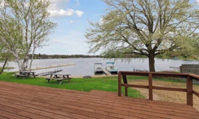 Long Lake Cabin | Unit 2 Long LakeLodge-Lakefront-2BR New