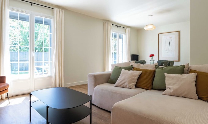 Mareuil-sur-Ay House | House with enclosed canal-side garden. Pets welcome!