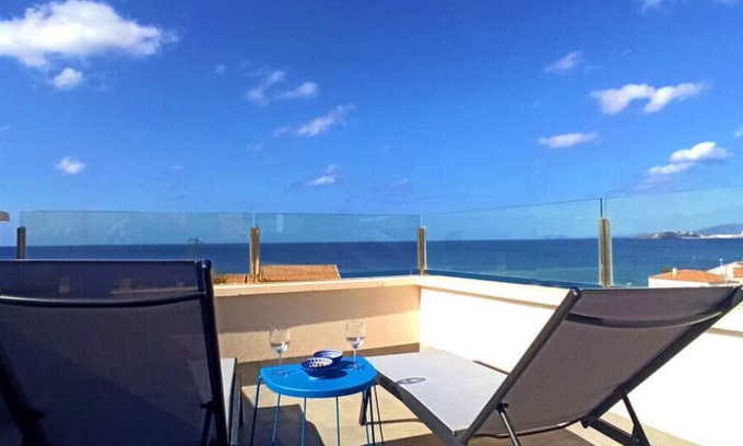 Los Puertos Apartment | Grande corner villa in Isla Plana by the sea