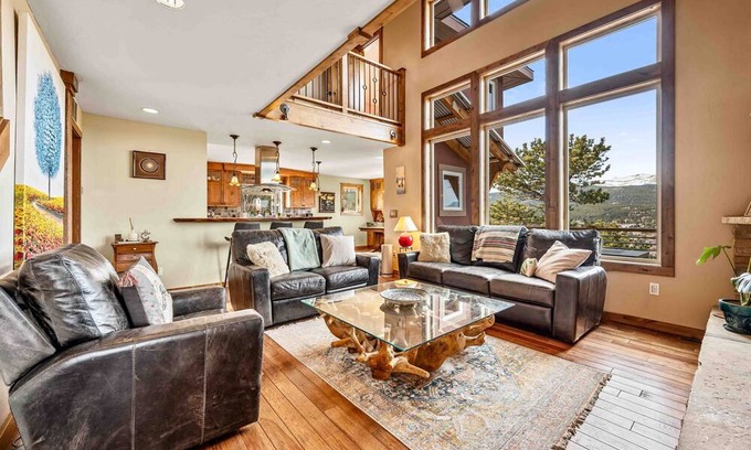 Nederland House | Custom 4 bdrm, 3 min to DnTwn Nederland, Sleeps 8, 10 mins to Skiing, Hot Tub