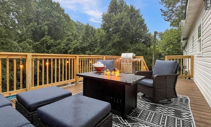 Eccles House | 4-bedroom house in charming Beckley with AC, relaxing back porch, pet friendly