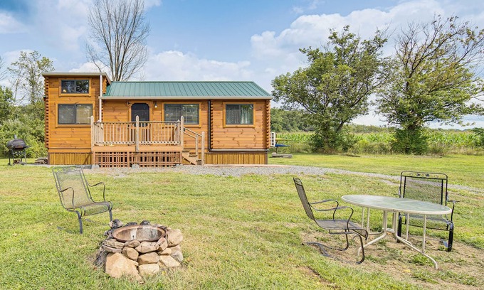Selinsgrove Cabin | 5 Mi to Susquehanna Boating! Secluded Log Cabin