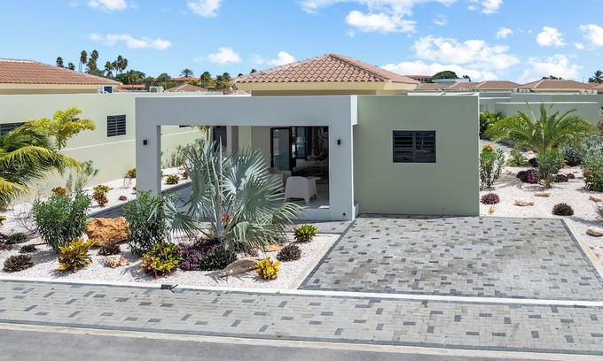 Marie Pampoen Villa | Casa Eloi: tropical comfort at a resort within walking distance of Mambo Beach
