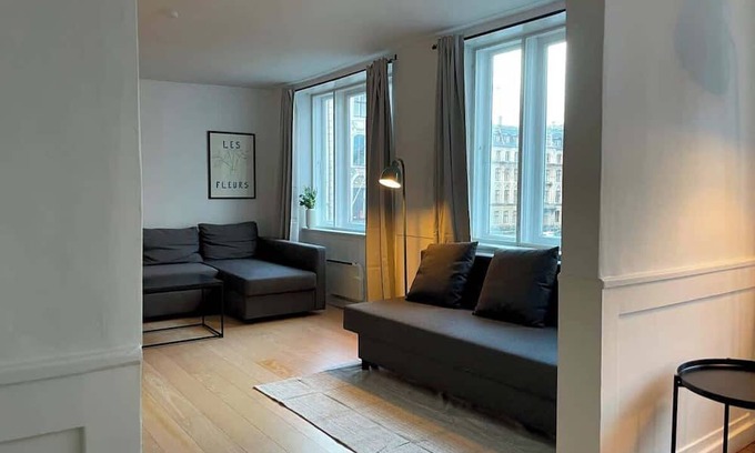 Indre By Apartment | Elegant Townhouse - Steps from Amalienborg