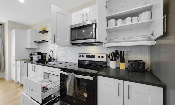 Maple Hill House | Group-Friendly Townhouse Stay – Sleeps up to 20