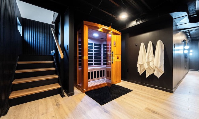 Greencastle House | Modern 4BR Home on Golf Course + Sauna Close to Campus, Dining & Entertainment