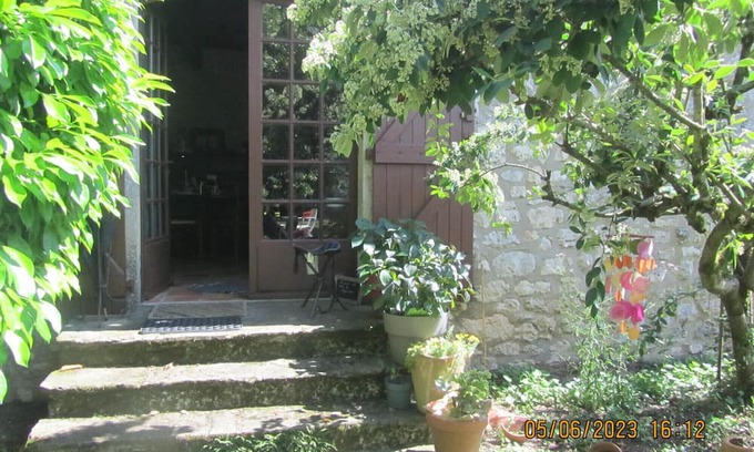 Mouzieys-Panens Bed & Breakfast | Guest Room 'La Grange Aux Livres' with Shared Garden and Wi-Fi