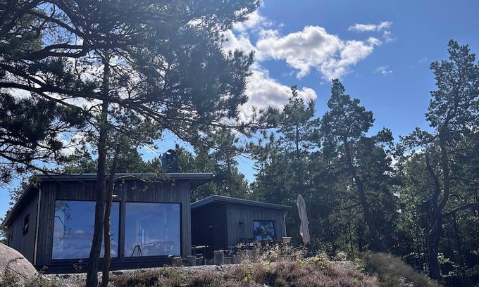 Risor Cabin | Modern Fjord Cabin w/Panoramic Views, Deck & Dock - Risør Getaway