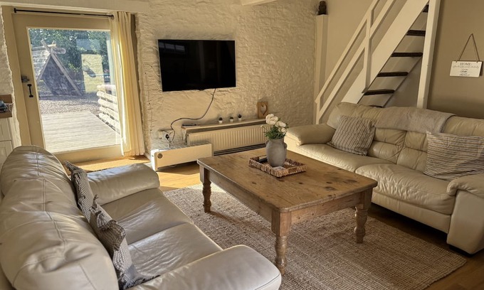 Lechlade Cottage | The Parlour Cotswolds Cottage Farm Stay With Pool