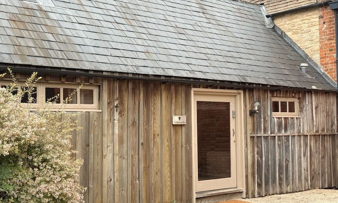 Lechlade Apartment | Shepherds Rest Cotswolds Cottage Farm Stay With Pool