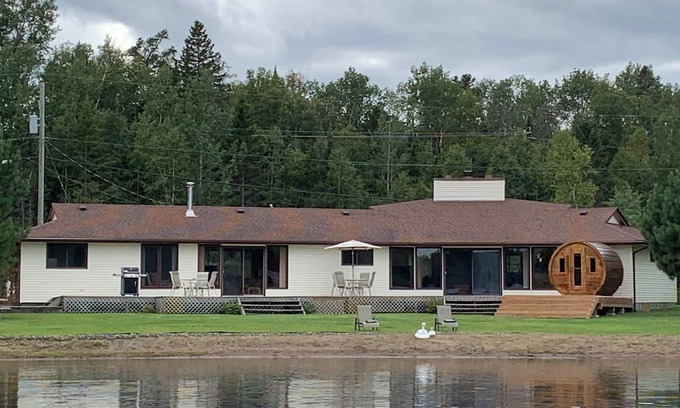 Unorganized Thunder Bay District House | 7-bed lakefront house with sauna, beach & boat launch — 15 min from Thunder Bay.