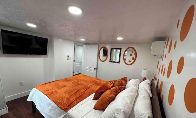 South Salt Lake Cottage | Rise&Shine- Mid Mod Entire House Hot Tub, Fire Pit