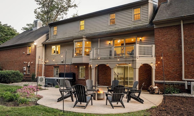 New Holland House | This house is a 5 bedroom(s), 3 bathrooms, located in New Holland, PA.