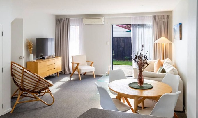 Sydenham Apartment | 3 Bedroom Home With Garage & Extra Car Park