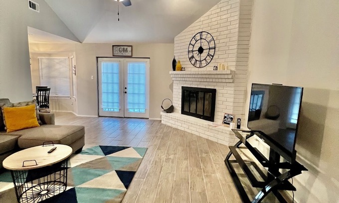 Universal City House | 4BR Universal City Relocation Housing W/D WiFi