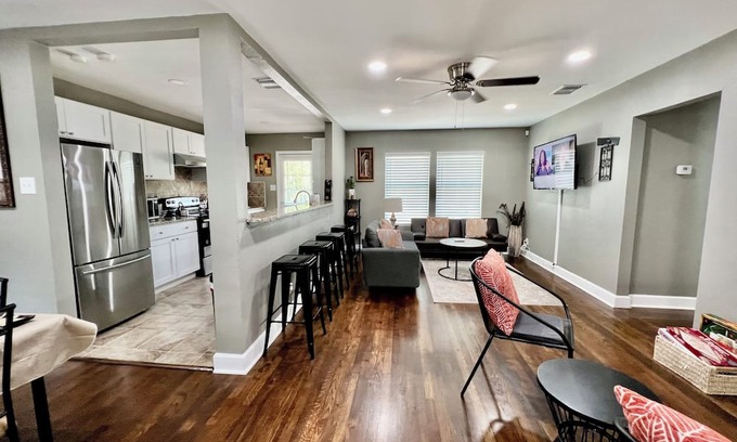 Jefferson House | 3BR Woodlawn Home | Furnished Extended Stay Near Med Center