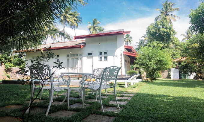 Ambalangoda Villa | Tropical villa with private pool near the beach