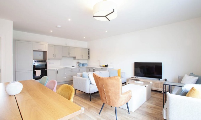 Dublin Apartment | Modern 3BD Split-Level Home with Balcony,Dublin 16