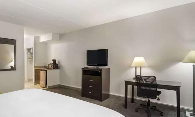 Mundelein Hotel | 4 Suburban Getaway Close to Dining, Shopping, and Entertainment in Mundelein