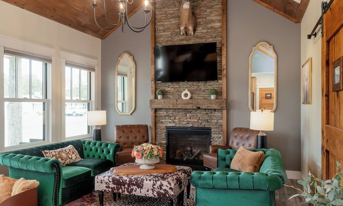 Grottoes House | Luxury Stay/ 2-Suite Retreat with King Beds/Near JMU, Shenandoah & Wineries