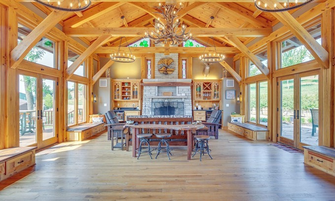 Excelsior Springs Cabin | Stay & Sip: Group Ranch at Shamrock Hills Vineyard