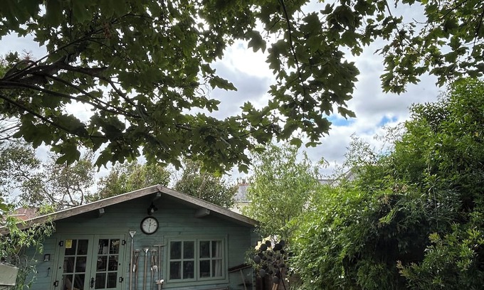 Chichester Cabin | Centrally located cosy cabin in the heart of Chichester close to all attractions