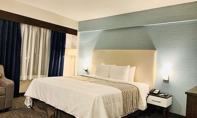 Northeast Mississauga Hotel | 5 minutes away from Pearson airport