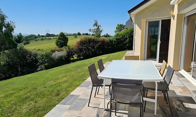 Buzy House | Holiday Home 'Gite Gousseau' with Mountain View, Private Terrace and Wi-Fi