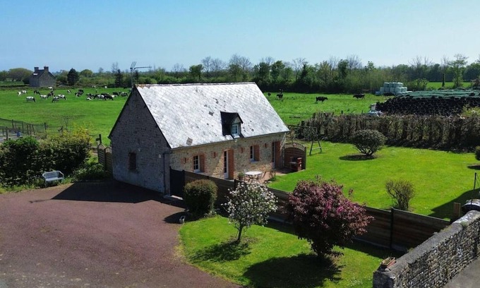 Saint-Marcouf Cottage | Holiday Home with Wi-Fi, Enclosed Garden and Pets Allowed in Saint-Marcouf