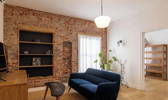 Koreatown Apartment | Cozy 1-bedroom apartment in phenomenal Los Angeles with WiFi, AC