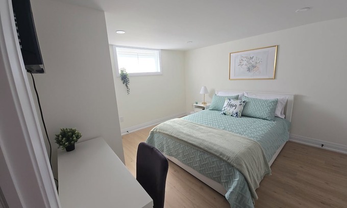 Aldershot House | Peaceful Tranquil Haven Queen Room Lower Level by the Lake, Shopping & Highway